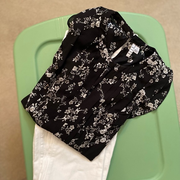 Woman’s short sleeve top by Elle size S. - Picture 11 of 13